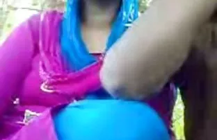 XXX Brunette mengisap sebuah baut bokep viral indo 2018 dan menidurkan dirinya di antara payudara