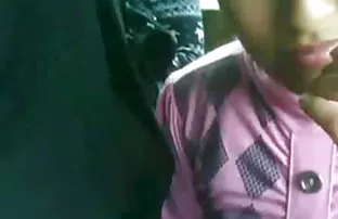 XXX Arabella bersenang-senang di sofa merah muda video bokep indo yang lagi viral