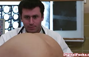 XXX Pasangan muda seks oral di video xxx viral indo kamar mandi